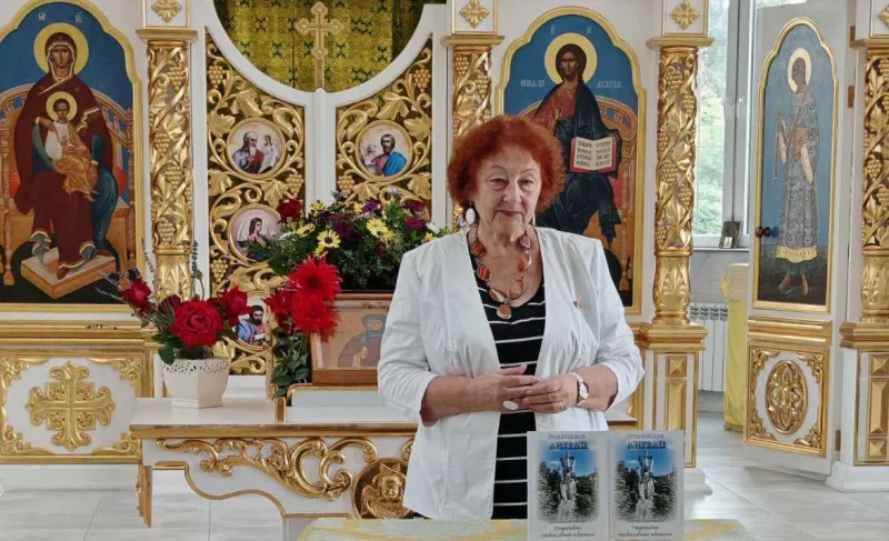 Светлана Нестеренко в Марфинской церкви на православном кладбище в Гродно во время презентации книги "Гродненские ангелы"