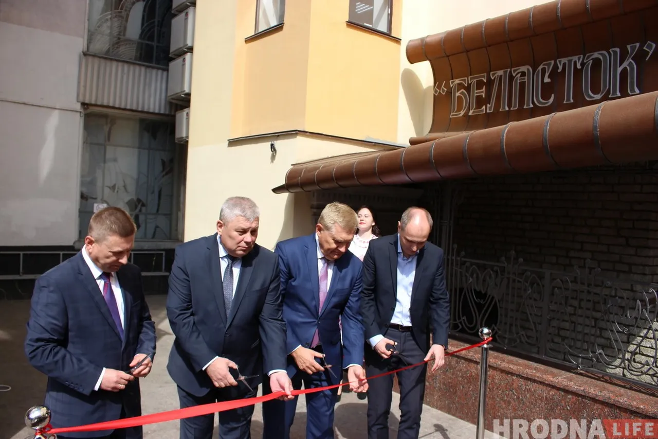 Старшыня Гродзенскага гарвыканкама Мечыслаў Гой і прэзідэнт Беластока Тадэвуш Трускаляскі адкрываюць адроджаны рэстаран "Беласток" у Гродне. 1 мая 2019 года. Фота: Руслан Кулевіч, Hrodna.life