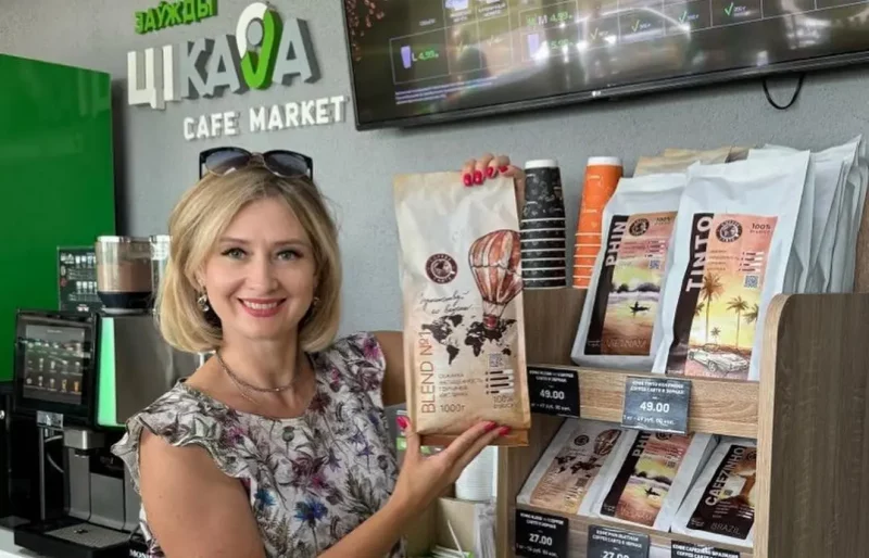 Художница Екатерина Забелина демонстрирует упаковки кофе Coffee Carte с ее иллюстрациями. Источник: Instagram Екатерины Забелиной