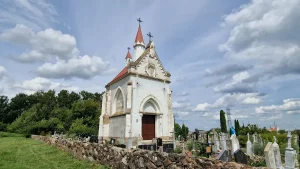 Часовня-усыпальница Качанов в Ивашковцах. Фото: Александр Федоров, Яндекс Карты