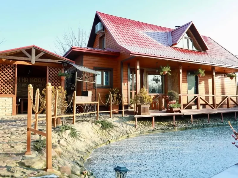 Гродненцы построили «Дом на воде» — около усадьбы плавают карпы и растут кувшинки 