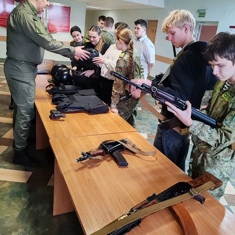 Гродненским школьникам показали, как пользоваться милицейскими дубинками