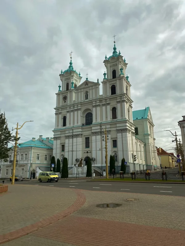 Гродненцы спорят из-за ярмарки у Фарного костела. Одни недовольны запахом шашлыка, другие радуются уюту 