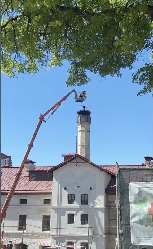 Над гродненским пивзаводом установили флюгер с символической датой. Его автор - знаменитый кузнец 