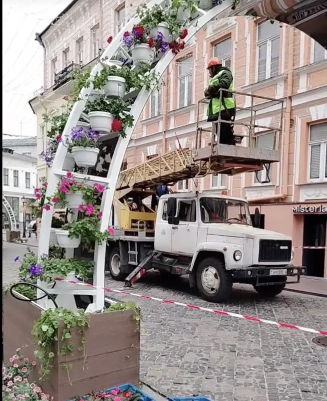 Аркі на Савецкай ужо ўпрыгожылі кветкамі - гараджане параўноўваюць вуліцу з «маленькай Галандыяй»