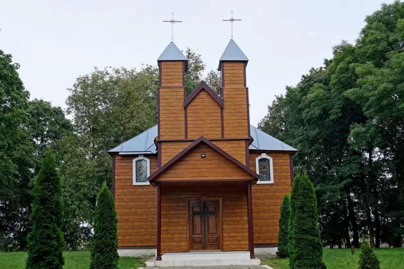 В Гродненском районе памятник деревянного зодчества обшили сайдингом с имитацией древесины 