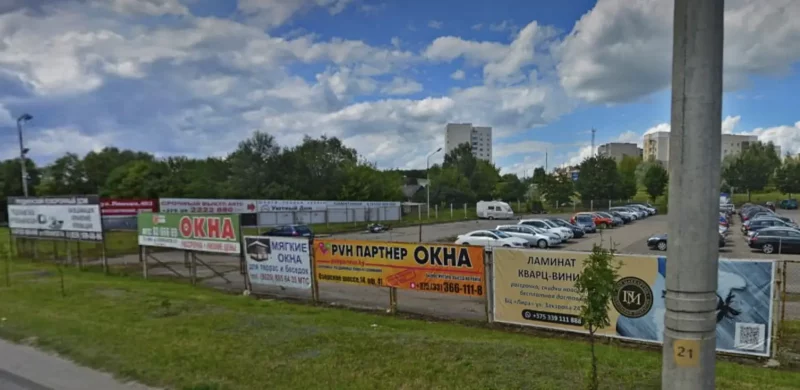 Реклама на ограждении стоянки в Гродно, 2023 год. Источник: Яндекс.Карты