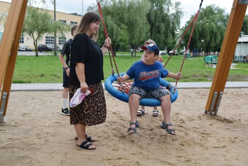 У Гродне адкрылі новую інклюзіўную пляцоўку. Гродзенцы раяць, дзе яшчэ патрэбныя гульнявыя зоны