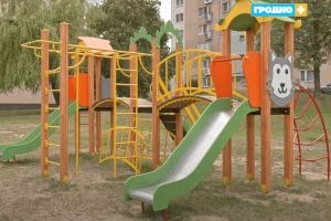В Гродно вандалы портят детские площадки — выкручивают болты и выбивают ограждения 