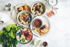 Полезный здоровый и вкусный завтрак из нескольких блюд