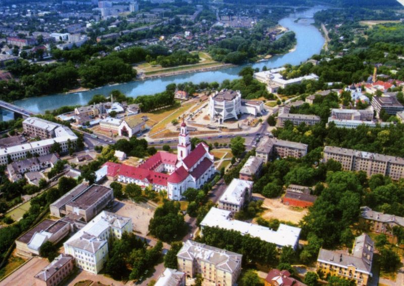 Снимок 2000 года. В центре не осталось и половины этой зелени