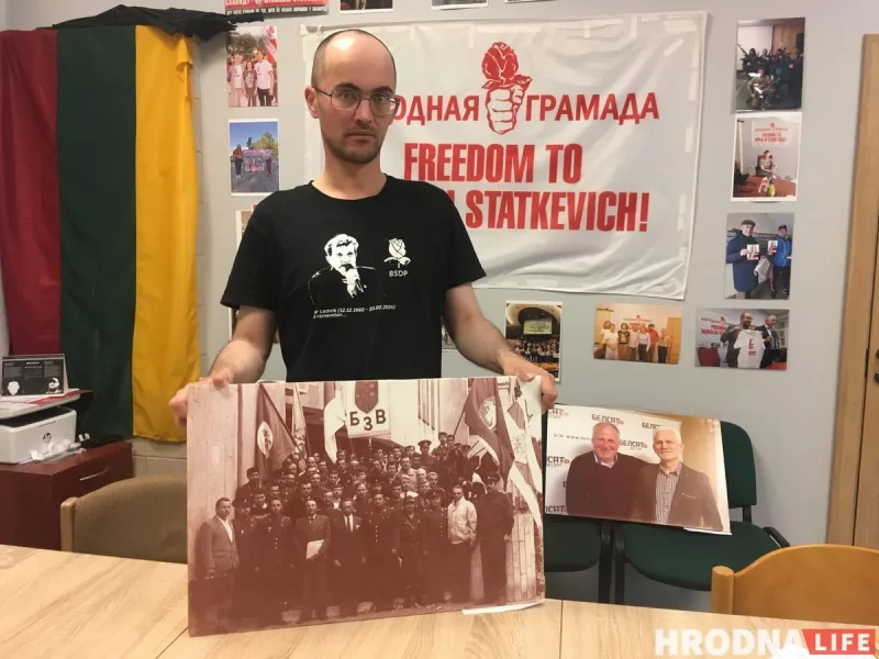 Сергей Спариш держит фото 1991 года с учредительного собрания БВЗ (Беларускае згуртаванне вайскоўцаў) - объединения офицеров под руководством Николая Статкевича. Вильнюс. 17.09.2025
