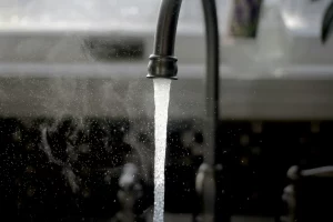 Кран; вода.