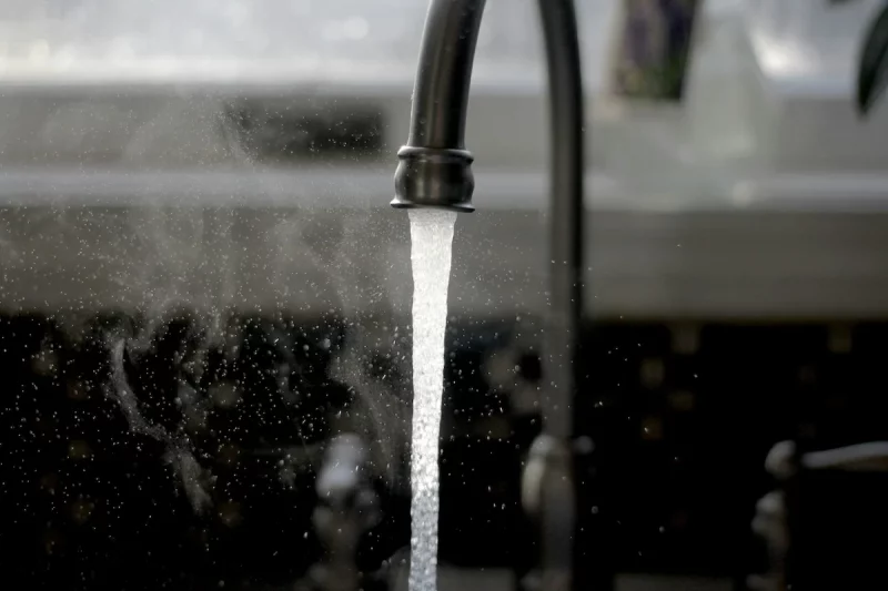 Кран; вода.