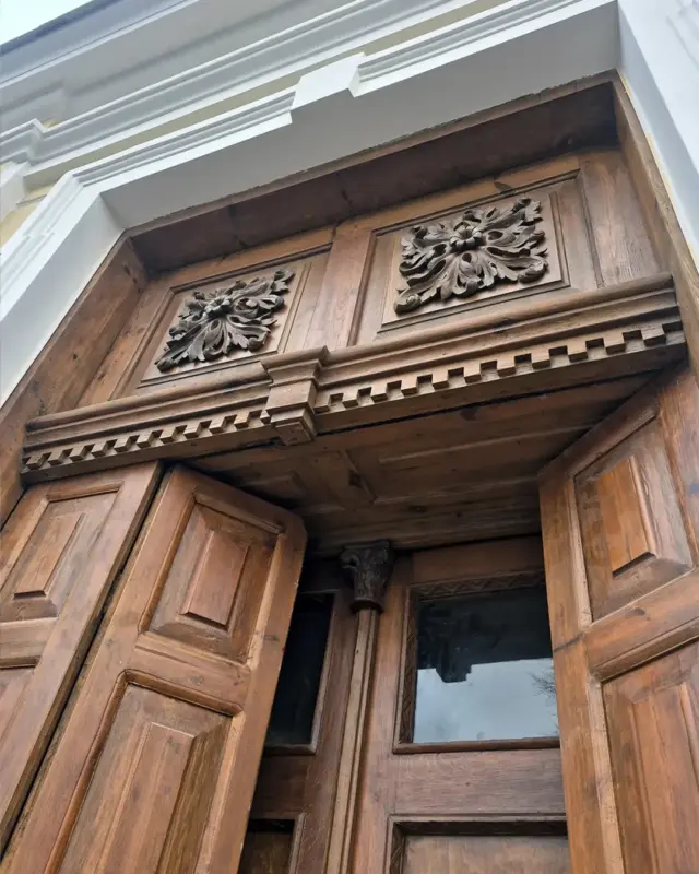 отреставрированные старинные двери в Гродно на Василька 10
