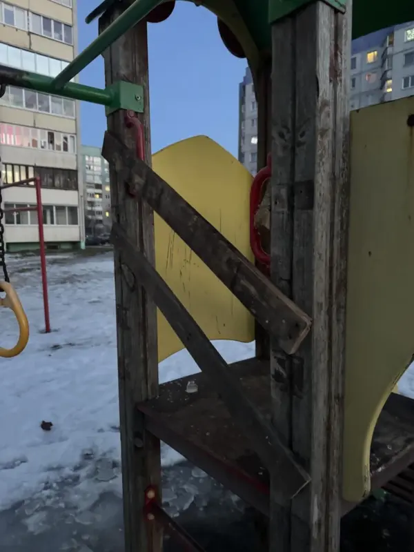 Гродненка пожаловалась на небезопасную детскую горку — вопрос решился через соцсети 