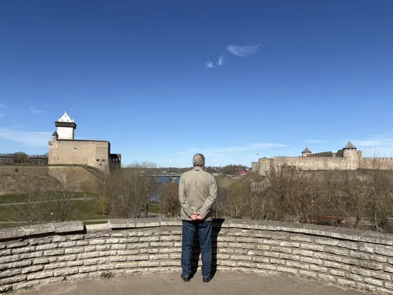 «Я между двух огней». Как живет приграничная Нарва - город, где Европа то ли начинается, то ли заканчивается Турист в Нарве смотрит на эстонский и российский замки. Фото: Hrodna.life