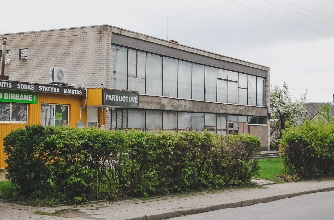 Магазины в городке Девянишкес. Фото: Hrodna.life