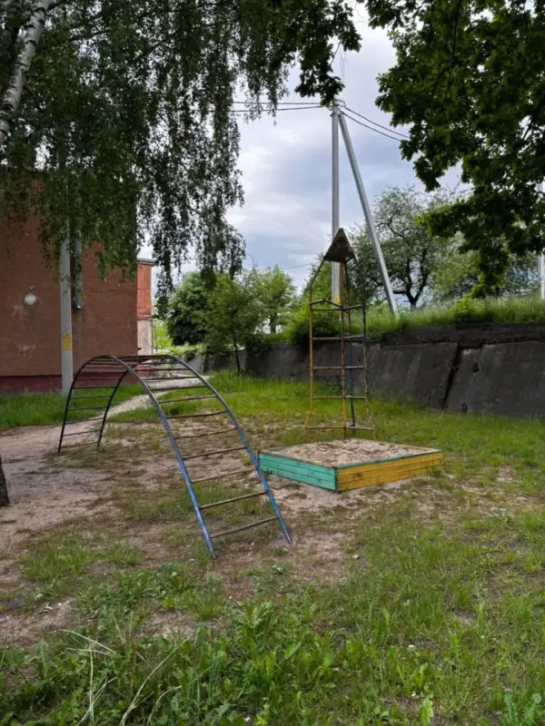 Слонімчанка паскардзілася на стан дзіцячай пляцоўкі ў двары - яе дэмантавалі