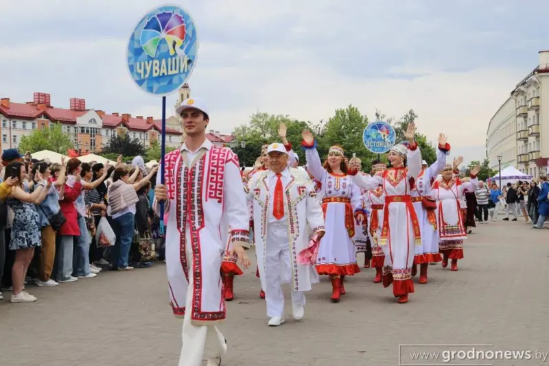 Больш за 40 нацыянальнасцей, 100 мерапрыемстваў і выступленне Лукашэнкі. У Гродне адкрыўся юбілейны Фестываль нацыянальных культур