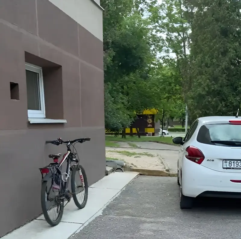 "Нейкая курва гэта, б***ць". У Гродне разгарэзся канфлікт пра паркоўку каля медуніверсітэта - імаверна, з яго супрацоўніцай