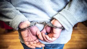 Пришел на праздник - получил уголовку. Гродненца задержали за удар ладонью по голове ОМОНовцу арест, наручники