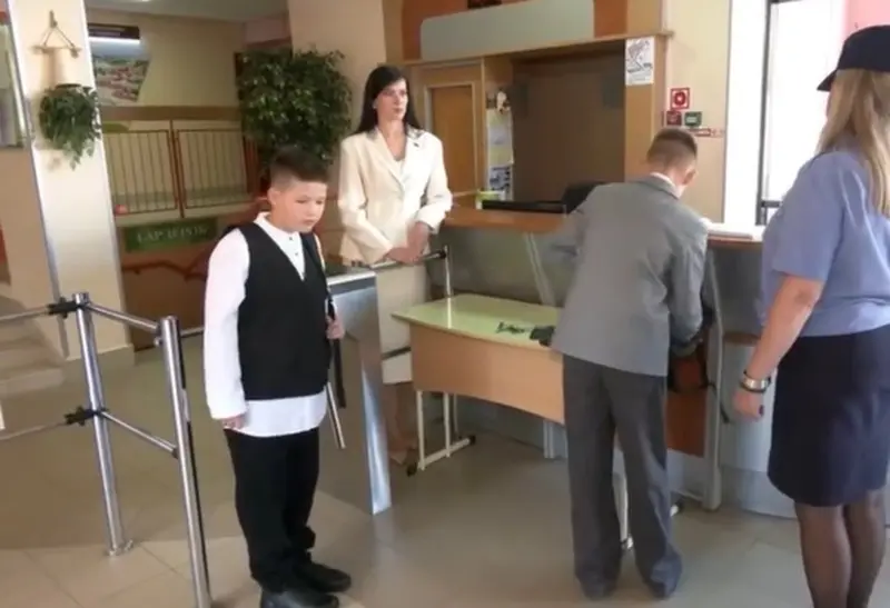 Рюкзак ребенок открывает сам, проверенных запишут. В Гродно показали, как будут досматривать школьников