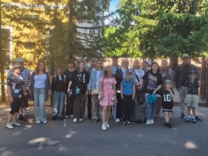 Теплая встреча с игуменьей Гавриилой и отдых в санатории “Озерный”. Как семьи российских военных попадают на реабилитацию в Гродно?