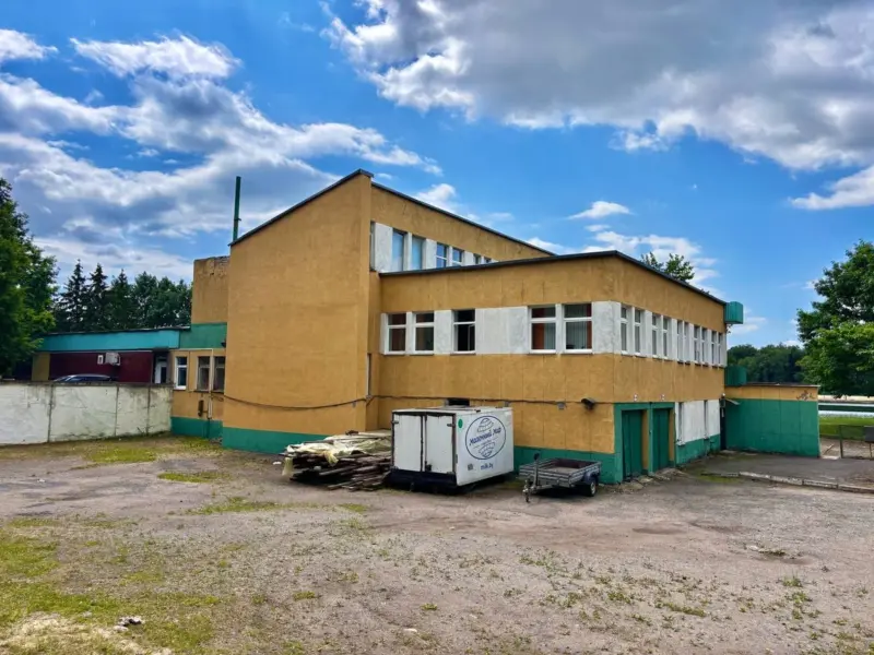 Аквапарк, отель или школа гребли? В Лиде продают «Дом охотника и рыболова», а горожане уже придумали ему применение 