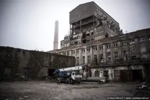 В Красносельском сносят старый цементный завод. Его пытались сохранить, но статус памятника не дали Красносельск з авод