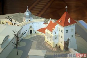 Праблемы аднаўлення палаца Баторыя абмеркавалі на “Сустрэчы сяброў музея”