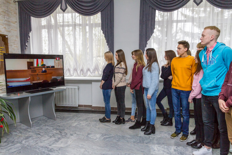 Студэнты ГрДУ глядзяць пасланне прэзідэнта стоячы