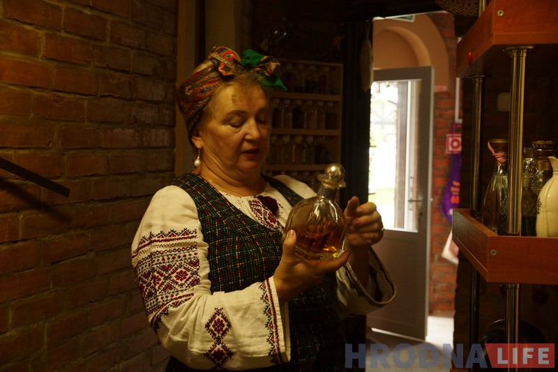 «Гонім, каб захаваць традыцыі». Самагонку і медавуху наліваюць гасцям у Каробчыцах
