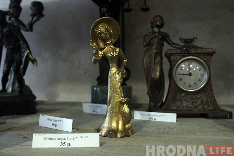 "У гэтых рэчах ёсць шарм". Маладыя гродзенцы адкрылі краму вінтажных і старых рэчаў