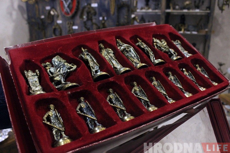 "У гэтых рэчах ёсць шарм". Маладыя гродзенцы адкрылі краму вінтажных і старых рэчаў