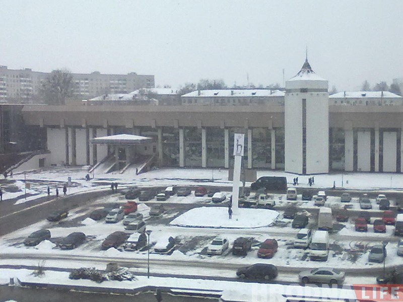 Замест абяцанага сімвала горада на прывакзальнай плошчы ў Гродне ўсталявалі вялікі ліхтар