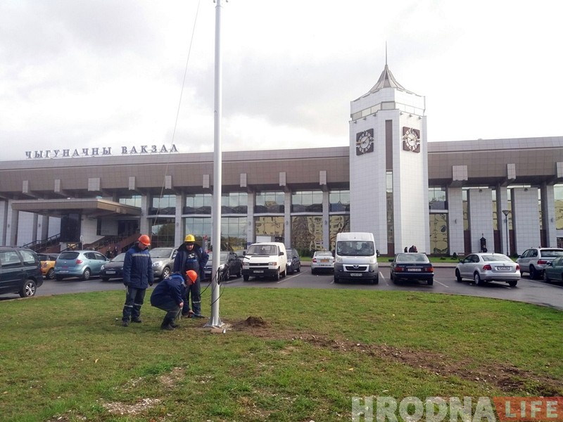 Замест абяцанага сімвала горада на прывакзальнай плошчы ў Гродне ўсталявалі вялікі ліхтар