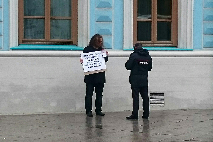 Пікеты каля беларускай амбасады з-за арышта Пятра Рабава зладзілі гісторыкі Масквы