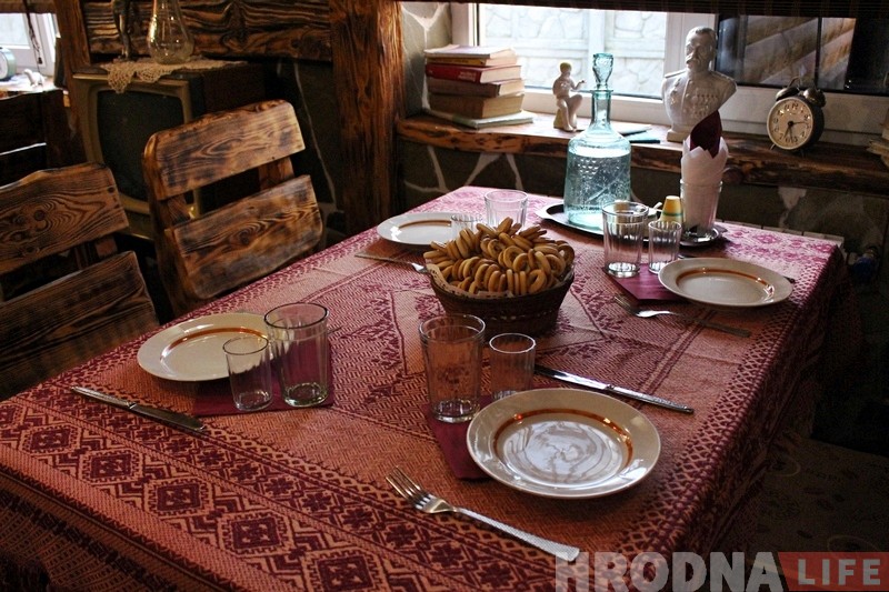 «Не все поймут, но многие вспомнят». Гродненская семья открывает в Коробчицах бар «Товарищ», где можно "вернуться" в СССР 