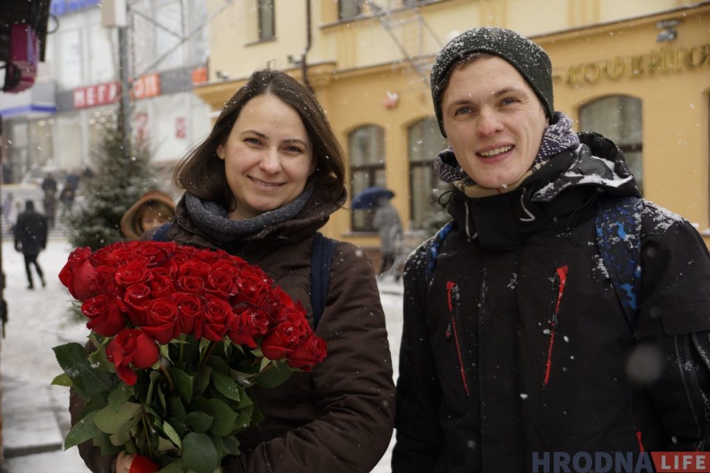 Ружы пасярод снегу: Руслан Кулевіч з Hrodna.life у цэнтры горада дарыў жанчынам кветкі