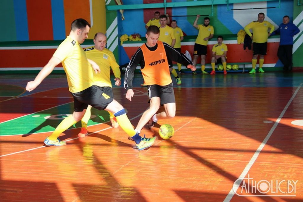 Гродзенскія святары абыгралі ў футбольным матчы каманду міліцыі