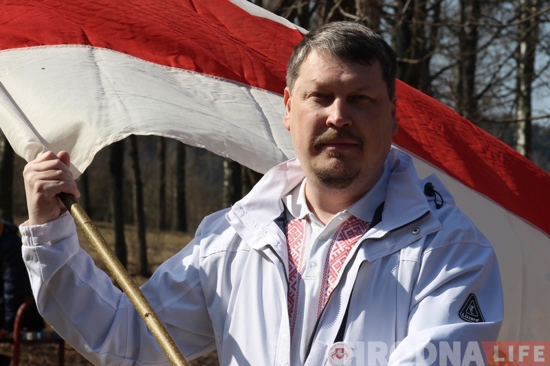 «Гісторыя і сямейная рэліквія". Гродзенец захоўвае сцяг, які знялі з аблвыканкама ў 1995 годзе