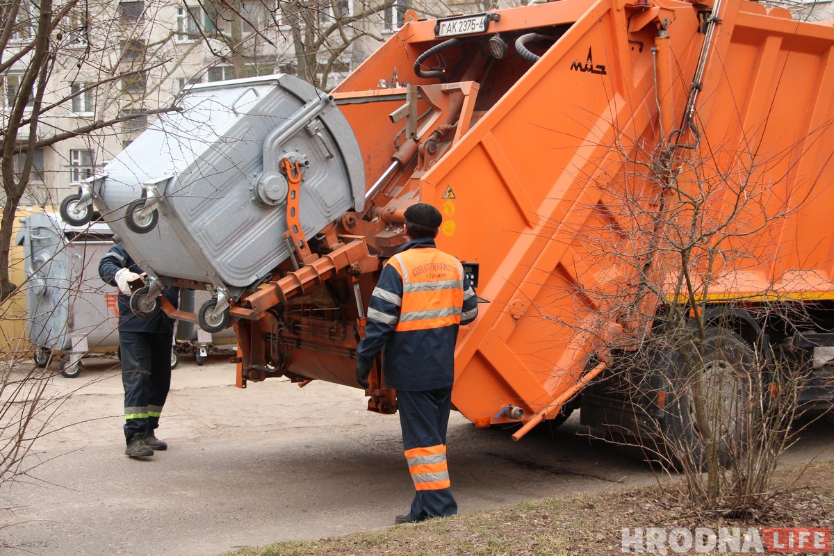 На огромной машине по узким дворам. Репортаж из кабины мусоровоза, где работает лучший водитель Гродно