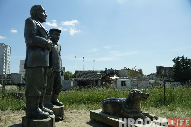 Драўляныя героі "Белых рос" з'явіліся на месцы знесенай вёскі