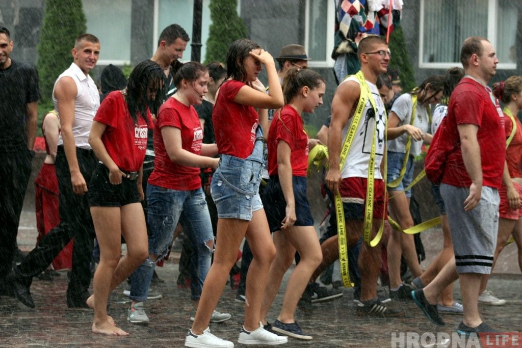 Шествием под проливным дождем открыли в Гродно Биг-мини-фестиваль