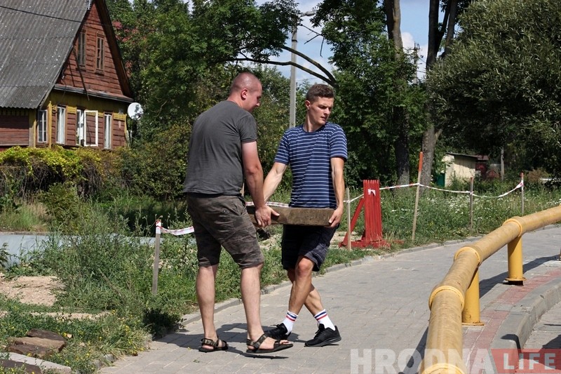 "З разуменнем да мінулага свайго горада". Валанцёры перанеслі знойдзеныя ў Гараднічанцы мацэвы пад сінагогу "З разуменнем да мінулага свайго горада". Валанцёры перанеслі знойдзеныя ў Гараднічанцы мацэвы пад сінагогу