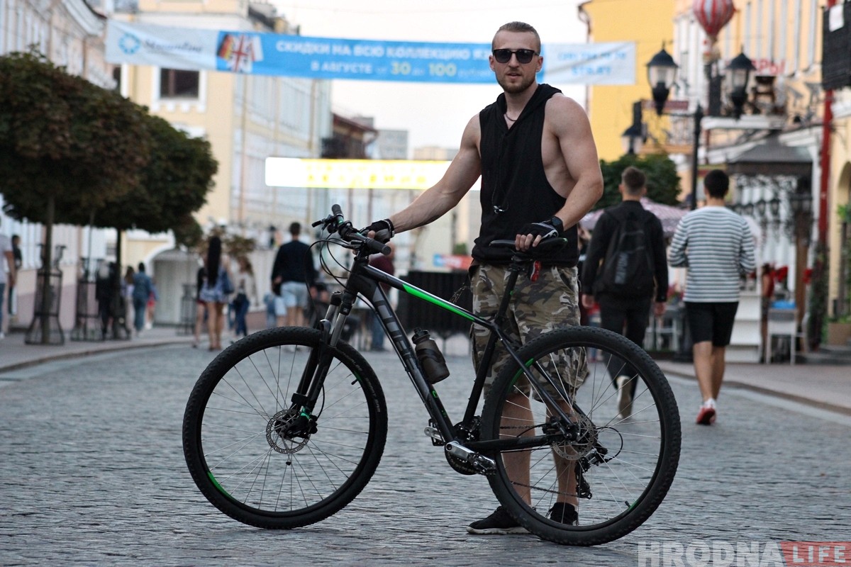 Смотри, что делает! Житель Гродно катается на одном колесе и уже проехал всю Советскую