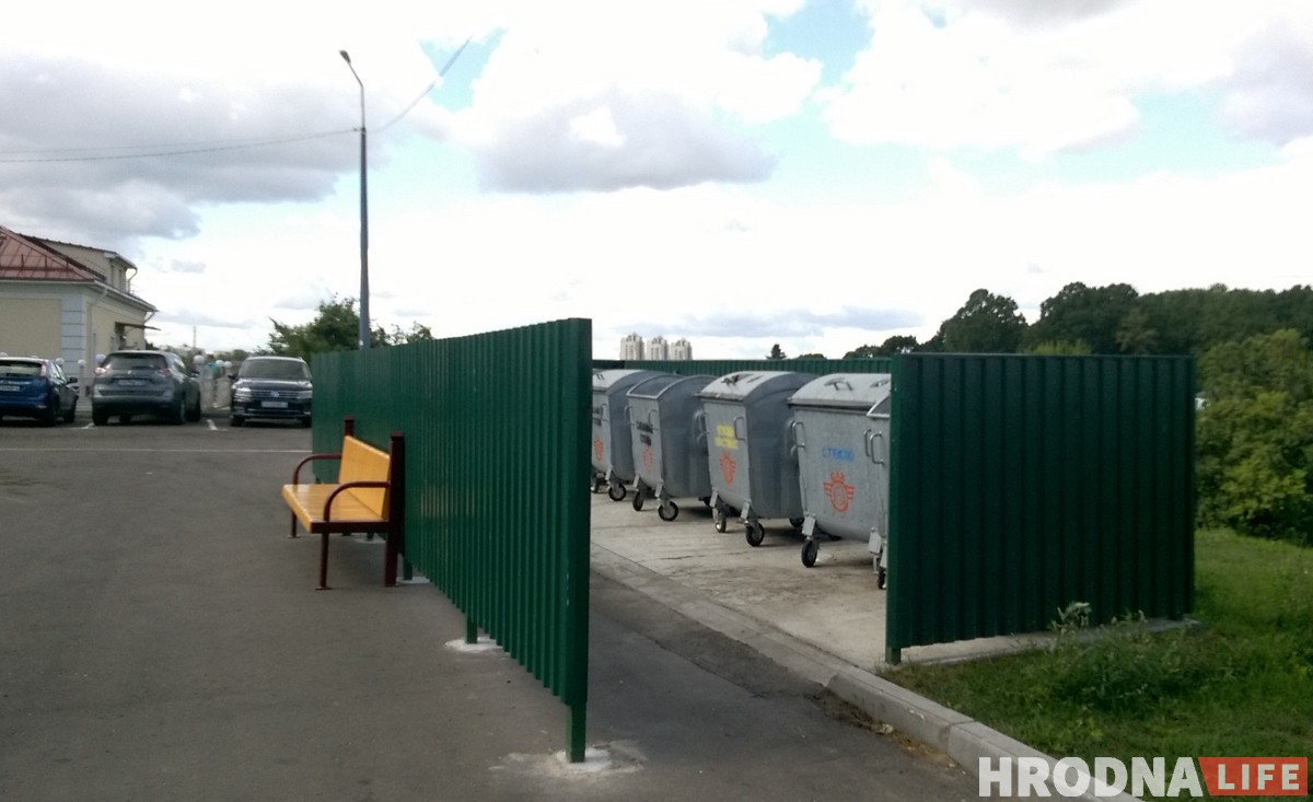 Зацаніце, якую лавачку для турыстаў паставілі ля сінагогі (насамрэч, сорамна)
