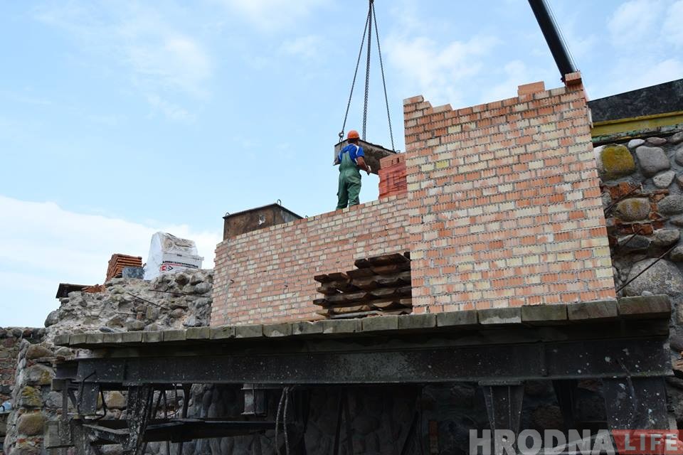 Муры Старога замка закладваюць таннай цэглай. Краязнаўцы б'юць трывогу