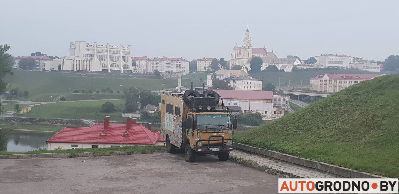 Фотофакт: в Гродно прибыли всемирно известные путешественники из Австралии. 13 лет назад они начали кругосветку